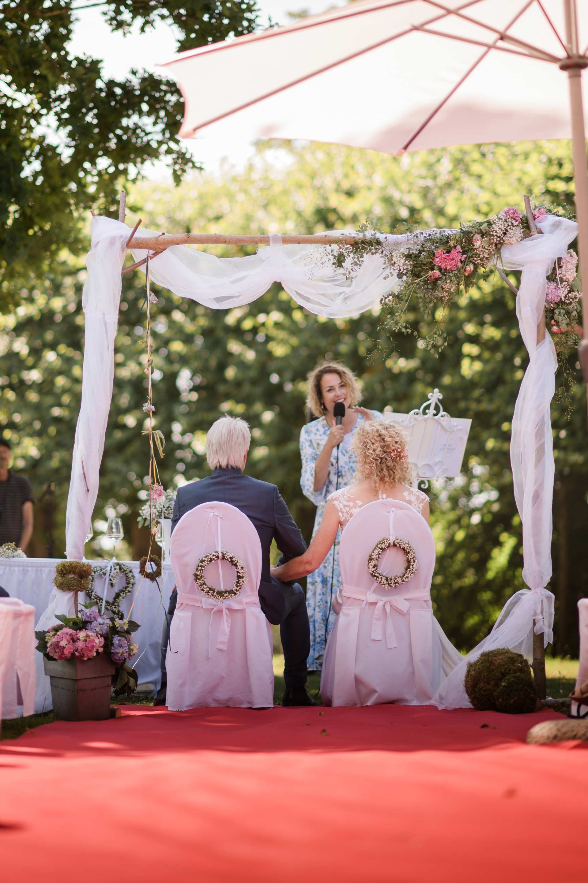 Brautpaar bei einer Sommerhochzeit im späten Nachmittagslicht