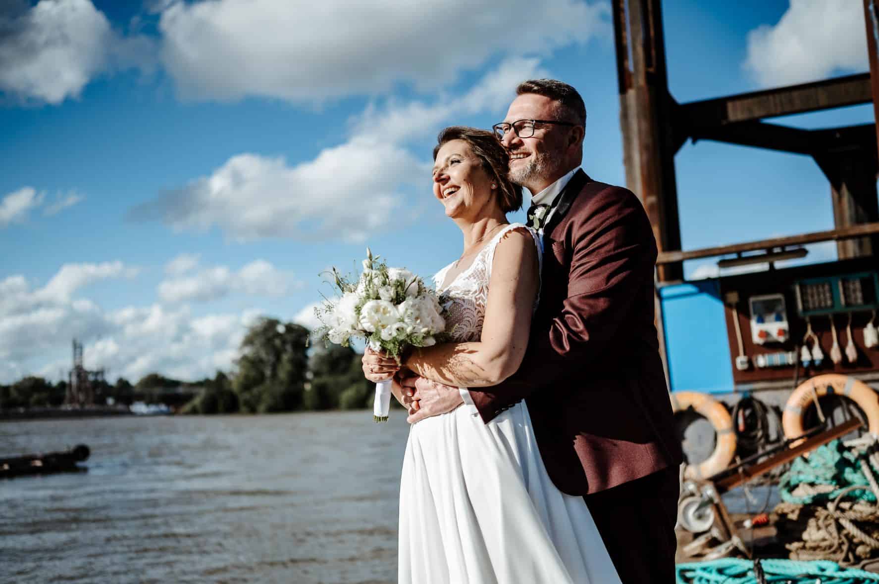 Ablauf freie Trauung - Brautpaar am Hafen