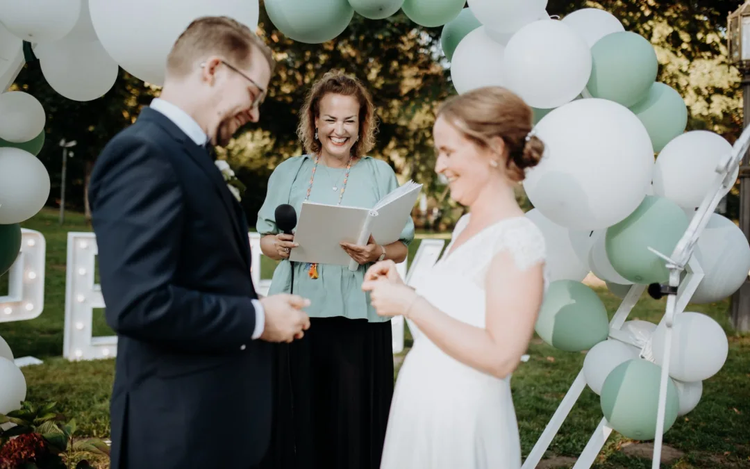 Brautpaar erlebt freie Trauung entspannt und ganz im Moment