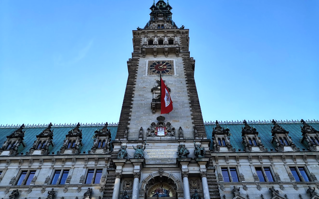 Blick auf den Rathausturm mit Uhr und Haupteingang des Hamburger Rathauses